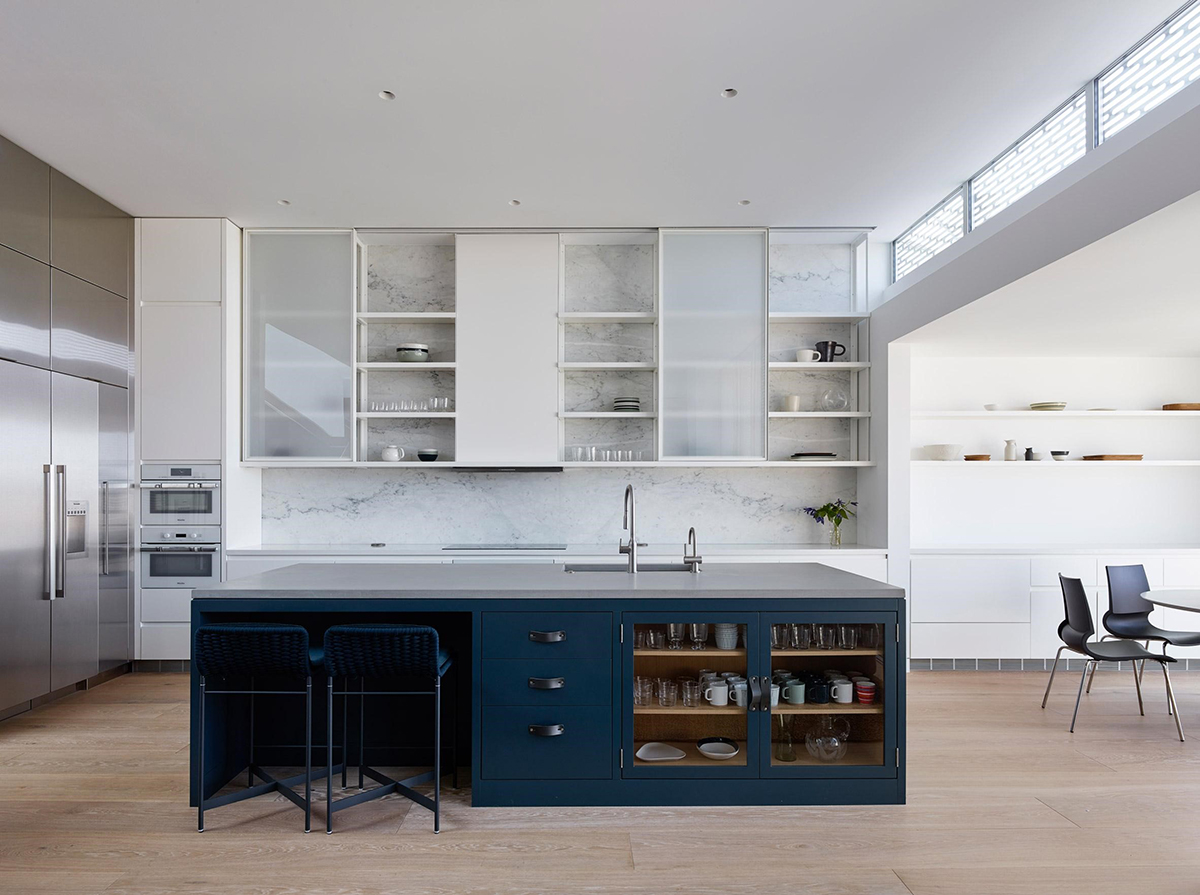 San Francisco House – Jensen Architects. Đảo bếp nổi bật trên tông màu trung tính của căn phòng.